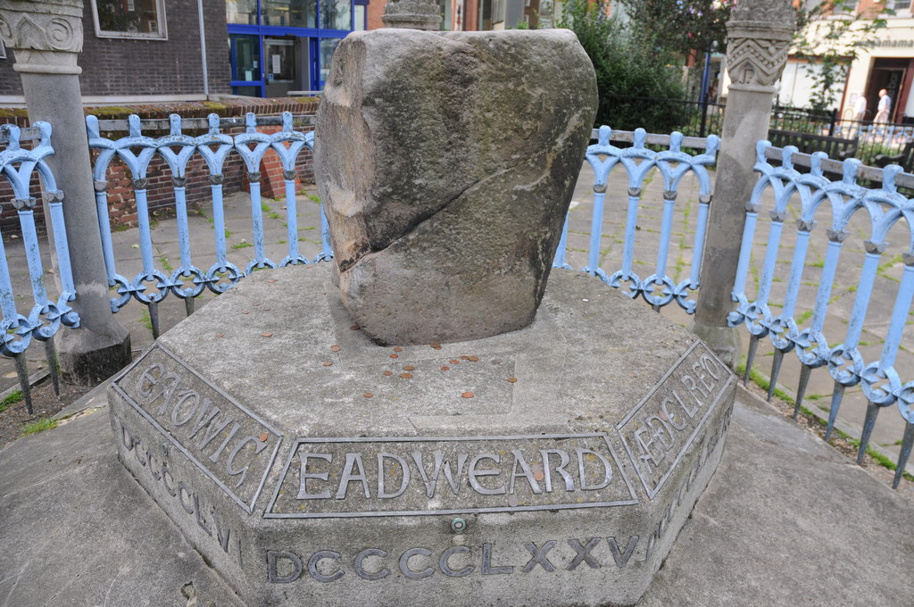 A stone on a plinth. Written on the plinth in ornate lettering is the name "Eadweard".